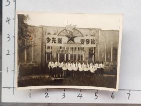 1955年邹位参与云南省或昆明市少先队夏令营在营门前合影照片“少先队夏令营”中间是超大五角星(邹位相册，邹位约1961年毕业于昆工附中，之后就读于昆明工学院)