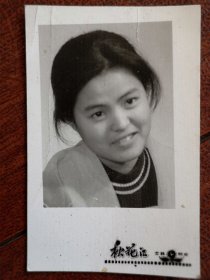 80年代老照片，吉林美女系列之七，高中时代艺术照一张，摄于吉林松花江照相馆