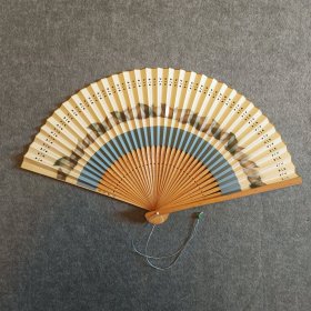 片片叶情 日本回流扇金边纸扇京扇 扇高22Cm，展开最宽幅39Cm，镂空扇面镂空竹扇骨，几乎全新。小碧吊珠。