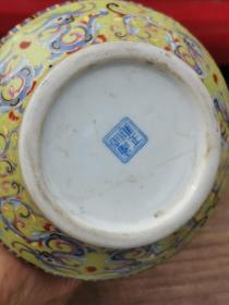 雍正年制珐琅彩瓶一个，画工精细漂亮，难得少见，品相完好