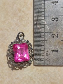 孤品 欧洲老古董珠宝首饰 老银子纯银镶嵌深紫色水晶吊坠 没有看到棉絮状内容物，所以应该不是天然水晶而是琉璃仿水晶的，但是不是普通玻璃琉璃类，是加入贵重金属制成的坚硬的琉璃，外面的银子已经氧化变黑了，但是紫色水晶仍然那么美丽如昔，历久弥新，永不褪色，就像逃脱了时间的法则得以永远年轻，有一种沉淀于岁月中的温润美好。至少上百年历史，重2.18克。尺寸看图。