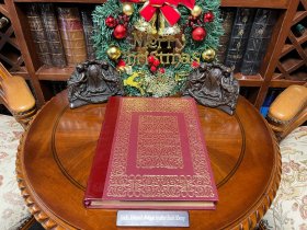 圣诞宝库 The Christmas Treasury and personal record ，包含了许多关于圣诞节的传统、习俗和故事。这部分内容旨在帮助读者更好地了解圣诞节的历史和背景；另一部分是“个人记录”，这是一个供读者记录他们自己的圣诞节回忆和故事的空间。这部分旨在帮助读者保存和分享他们的圣诞节回忆，使这个特殊的日子更加难忘。一个记录和分享自己圣诞节回忆的珍贵平台。超大开本31X24。