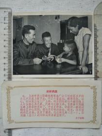 五六十年代，新闻宣传图片，有文字说明，上海纺织厂，上海公交公司内容，老照片，银盐相纸，