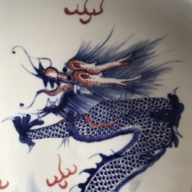 青花釉里红龙纹斗笠赏盘，器型规整，画工精细，龙纹逼真，釉色温润！