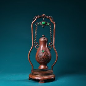 珍品旧藏收纯铜高浮雕錾刻吊花瓶
工艺精湛  款式精美  
重430克   高26厘米  宽11厘米