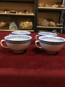 567景德镇出品，手绘青花玲珑茶杯4个合售，单个茶杯口径9.3厘米，高5.5厘米，品完好，100包邮。