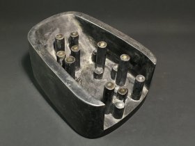 旧藏 风字形抄手端砚，石料厚实完美，质地温润，砚面弯月池简约典雅，线条流畅，砚背天然石眼丰富，呈圆柱状，一眼一柱，工艺独特，砚侧铭文工整，包浆浑厚，款：袁枚。收藏赏用珍品。 尺寸：17/12.8/7.2cm。重2.03公斤。