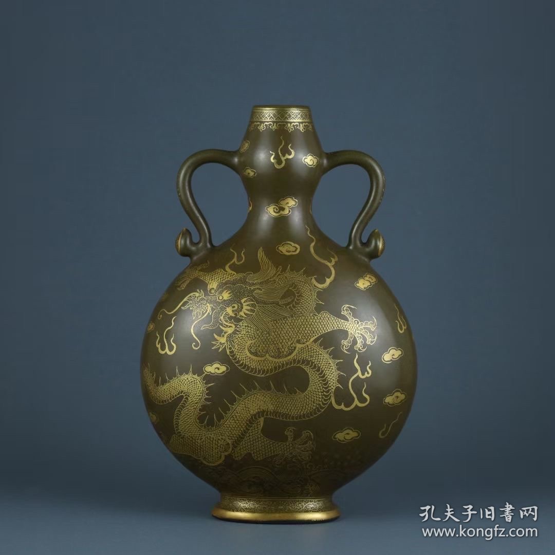 清雍正 茶叶末釉描金龙纹双耳扁瓶
高度24cm，口径3cm，肚径16.5cm。