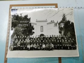 老照片:WD电缆终端设计审查会(全体合影) 1983年、 在武汉归元寺大门口合影