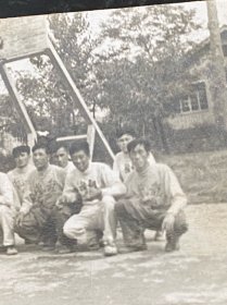 五六十年代鞍钢氧气厂篮球队队员合影老照片2张！
