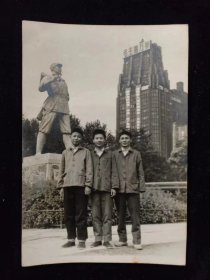 70年代上海国际饭店背景老照片三张 饭店上有写毛主席万岁！全世界人民团结起来，打败美国侵略者及其一切走狗，坚决支持亚洲、非洲、拉丁美洲各国人民的民族解放。