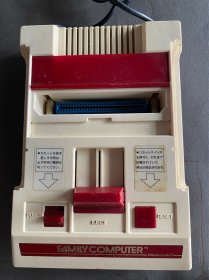 日本产1983款任天堂红白游戏机！没有电源线音频视频线！品相完整！
