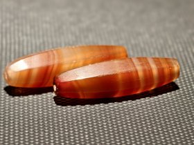 老缠丝玛瑙多棱珠，红色渐变，非常适合做吊坠。