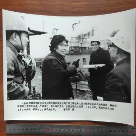 超大尺寸：1985年，安徽铜陵市女市长张润霞（山东昌邑人）在铜陵市化工总厂了解情况