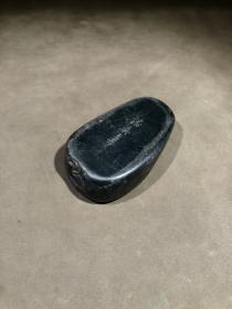 端砚，砚雕葡萄寓意子孙满堂，一本万利。砚堂火捺，玫瑰籽，蕉叶白。砚背落款：潘亦隽。砚形小巧精致，包浆厚重，质地细腻。砚长12.3厘米，宽7厘米，厚3厘米。