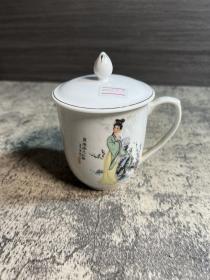 80年代左右，美女茶杯一只