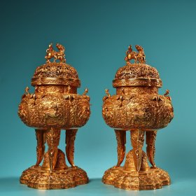 珍藏珍品旧藏收罕见纯铜高浮雕錾刻鎏金熏香炉一对 工艺精湛 款式器型精美 单个重1200克 高24厘米 宽14厘米