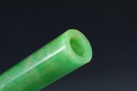 清代，翡翠素面翎管规格：长7.4cm直径1.4cm重23g此件翎管，翡翠为材，切磨规整，质地莹润，青翠欲滴。翎管圆柱体，一端中空，顶端一孔，孔型规整。翎管用料上乘，做工精细，且保存完好，值得藏家珍爱收藏。