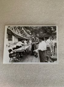 老照片 西北宁夏银川地区 电信活动 上世纪90年代 业务人员 白衬衫黑裙 肉丝袜 白色高跟鞋 靓丽显眼 美品 罕见