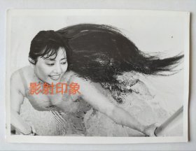 著名歌唱家殷秀梅泳装照片一张