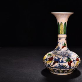 旧藏 明成化红胎斗彩姹紫婴戏纹赏瓶（万贵妃款） 高21厘米 宽12.5厘米
