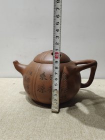 老珍藏，何心舟制《浙寧玉成窑造》底款，盖款［心舟］，刻绘老紫砂壶一把，.........