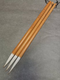 回流周虎臣老毛笔一组，兼毫长峰书画毛笔三支，羊毫马毛兼毫。小号峰长5.5厘米，中号峰长6.2厘米，大号峰长6.7厘米。小号笔管欠佳，仔细看图，三支一起出