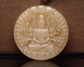 和田玉千手观音牌 规格: 5.0×5.0×0.9厘米，重 53克。 玉质温润细腻，沁色自然，刀功老道，皮壳包浆一流，雕刻生动，线条流畅，品相完美！