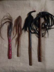 马尾骨 制作蝇甩子一柄:并附赠三柄不完整的蝇甩子(此柄蝇甩子是用马尾整根制作 …并且马尾还生长在尾骨上如图， 品不好详看如图…下单慎重，如有异议介意勿拍)