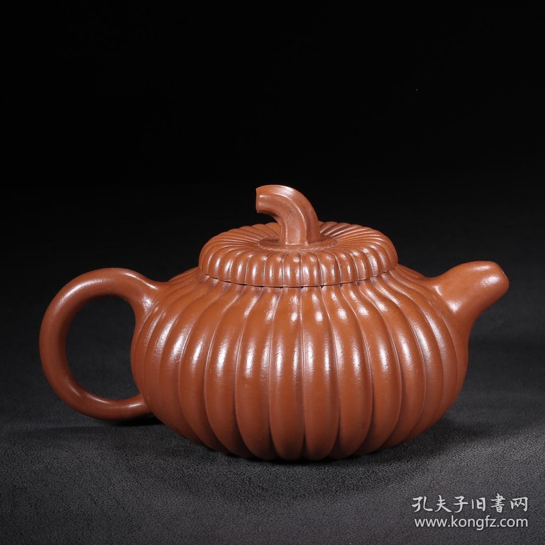 紫砂壶
品名：筋纹茄段
底款：顾景舟
尺寸：16/9cm
容量：350cc
紫砂分类：原矿朱泥
底款介绍：顾景舟（1915-1996），原名景洲。别称：曼希、瘦萍、武陵逸人、荆南山樵。自号壶叟、老萍。宜兴紫砂名艺人，中国美术家协会会员，