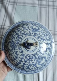 清代嘉庆时期细路缠枝莲粥罐盖子，青花发色好，釉面光滑细腻、画工细腻。外径尺寸大约20cm，保存状态一般，釉面有轻微磨损、盖有冲线 盖钮小狮子头损。适合收藏或者搭配使用，喜欢的朋友可以联系我哦！