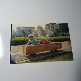 老照片–小女孩趴在公园长椅上留影
