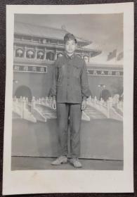 老照片，照相馆布景，首都天安门，戴船形帽，解放军上等兵，背题1956年