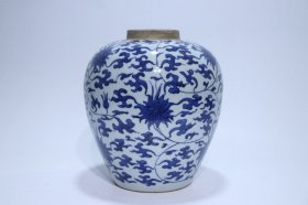 明代青花缠枝莲纹罐，高度25.3cm口径8.3cm