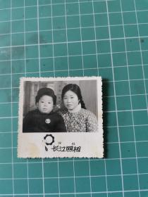 【绘画素材】一张60年代老照片：家庭合影，母子，小孩子，戴毛主席像章