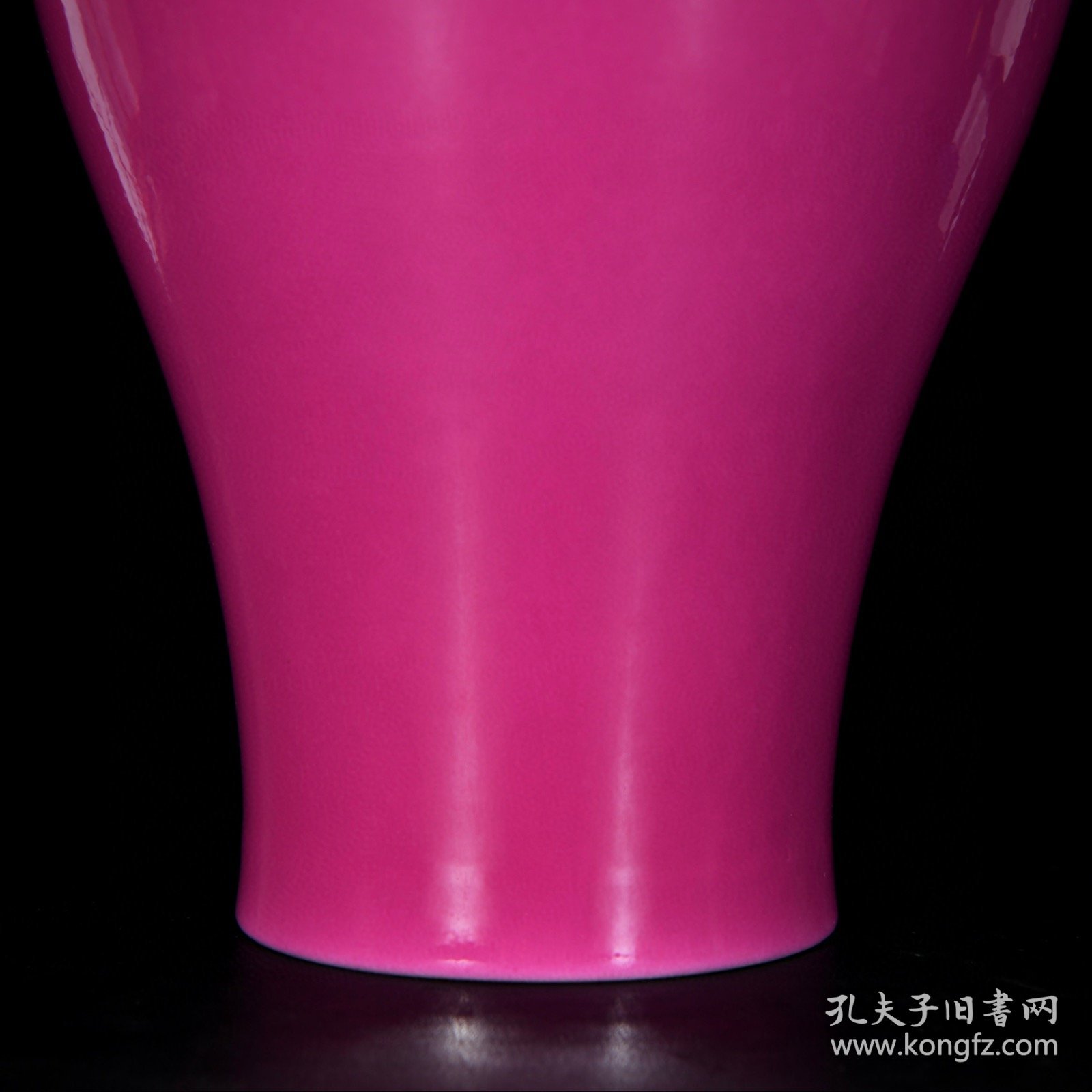 清雍正单色釉胭脂红梅瓶；30x18厘米
