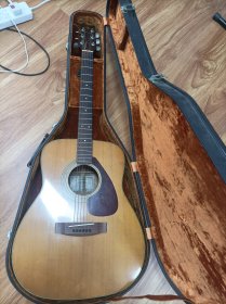 日本回流雅马哈fg200上个世纪七八十年代老琴，Yamaha FG200稳定性极高 不需要经常调音 即使过了这么也只需要稍微调整一下 难得一遇 琴箱也是非常高级