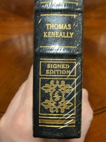 《辛德勒的名单》Schindler’s List Thomas Keneally 作者托马斯·基尼利亲笔签名，Easton出版社真皮限量收藏版原封未开。 凭借《辛德勒的名单》，史蒂文·斯皮尔伯格获得了第66届奥斯卡金像奖最佳导演奖，而影片则共获得了七项奥斯卡奖项，包括最佳影片、最佳导演等。这部电影成为了二战题材电影的经典之作，被誉为电影史上的一部杰作。