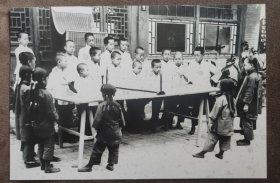 1916年京师公立第二十八国民学校《打乒乓球》（柯达相纸签章限量洗印）