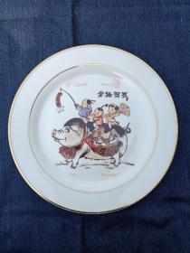 杨柳青年画金猪贺岁瓷盘。直径25厘米。品相如图
