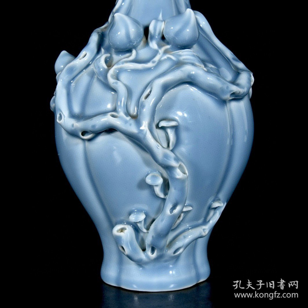 点击查看原图 清乾隆天青釉捏花九桃纹橄榄瓶 31/15厘米