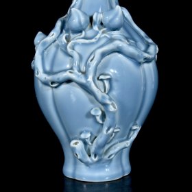 清乾隆天青釉捏花九桃纹橄榄瓶 31/15厘米