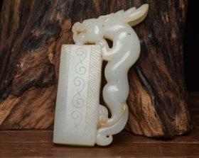 和田玉龙 规格: 7.7×4.4×1.3厘米，重 77克。 玉质温润细腻，沁色自然，刀功老道，皮壳包浆一流，雕刻生动，线条流畅，品相完美！