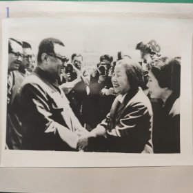 1979年邓颖超副委员长和朝鲜劳动党总书记金日成握手 官方原版照片 非地方翻拍重洗
