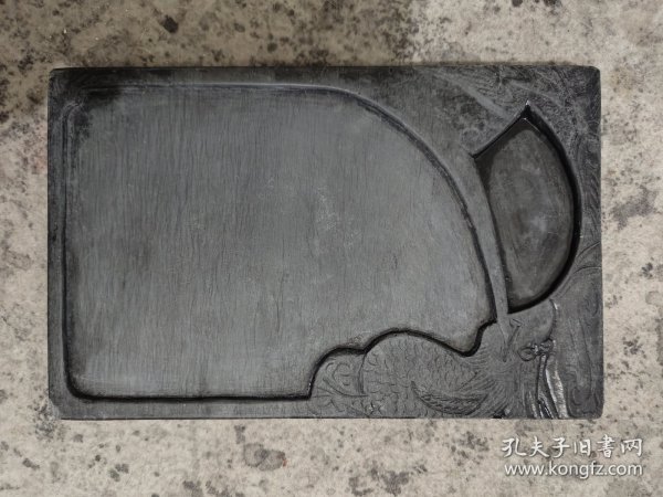 龙吐水歙砚 上世纪八九十年代产品 手工制作 底角小磕 砚背部腊封 下发都不错 很实用…