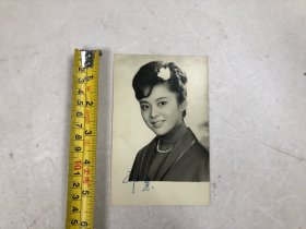 约五六十年代香港著名女影星演员 邢慧亲笔签名黑白银盐老照片 (尺寸 ; 14*9cm) 该照片背面印有邵氏制片厂赠印记