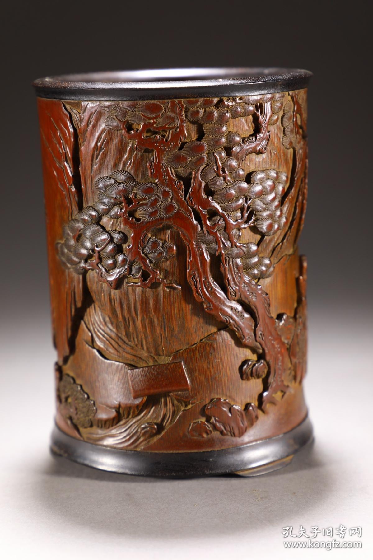 梅邻 竹雕松下高仕笔筒
尺寸：11.8×15.6厘米 重390克