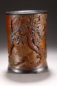 梅邻 竹雕松下高仕笔筒
尺寸：11.8×15.6厘米 重390克