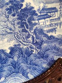 马小英，女，高级陶瓷工艺美术师，1975年生于“瓷都”景德镇陶瓷世家，1996年毕业于景德镇陶瓷美术学院美术系。现为江西省工艺美术学会陶瓷艺术专业委员会委员，景德镇市陶瓷美术家协会会员。毕业后，一直从事陶瓷绘画创作工作。