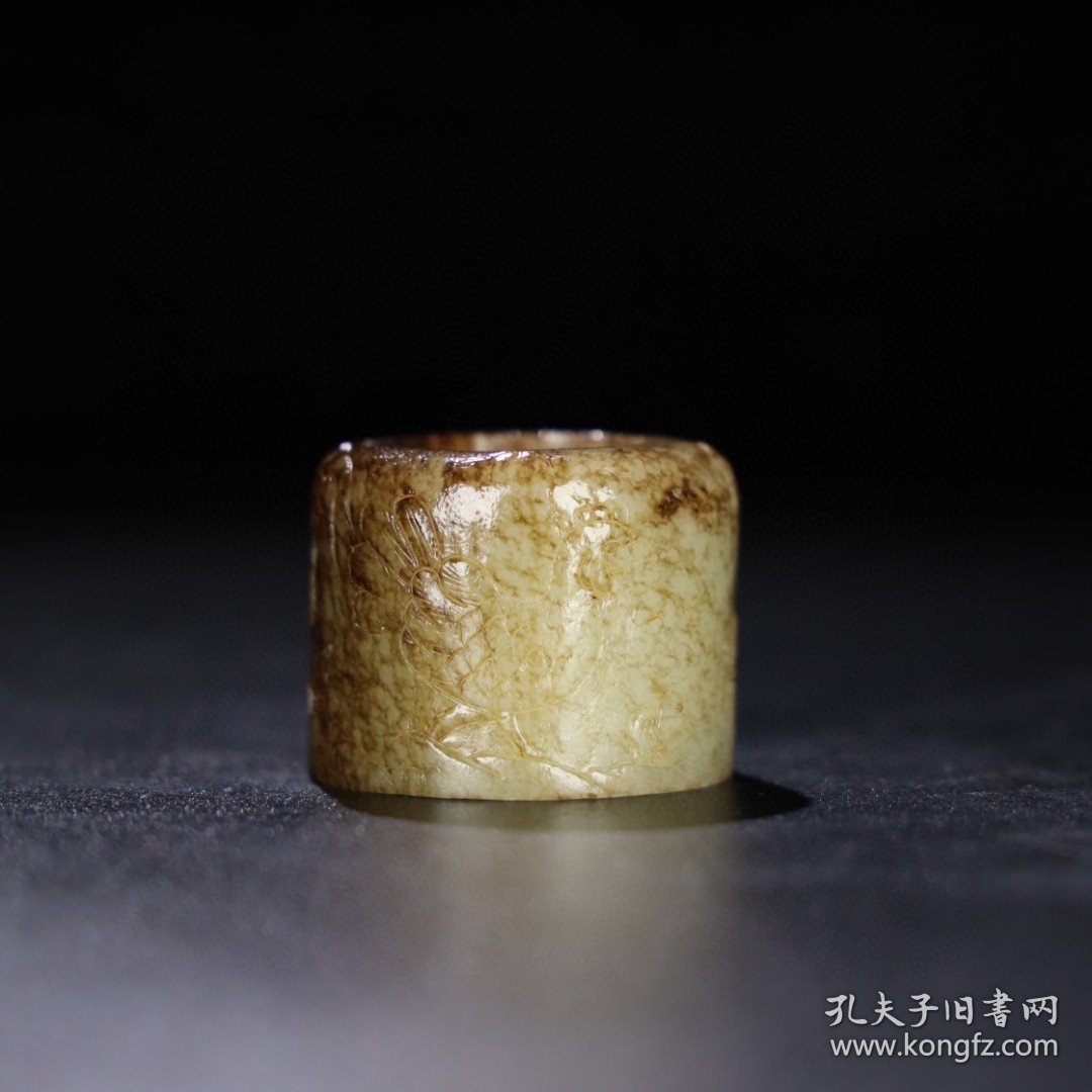 旧藏 和田玉扳指，玉质细腻油润，包浆老道，，尺寸长 3.9厘米，宽 3厘米，内径 2.3厘米，重 65克！